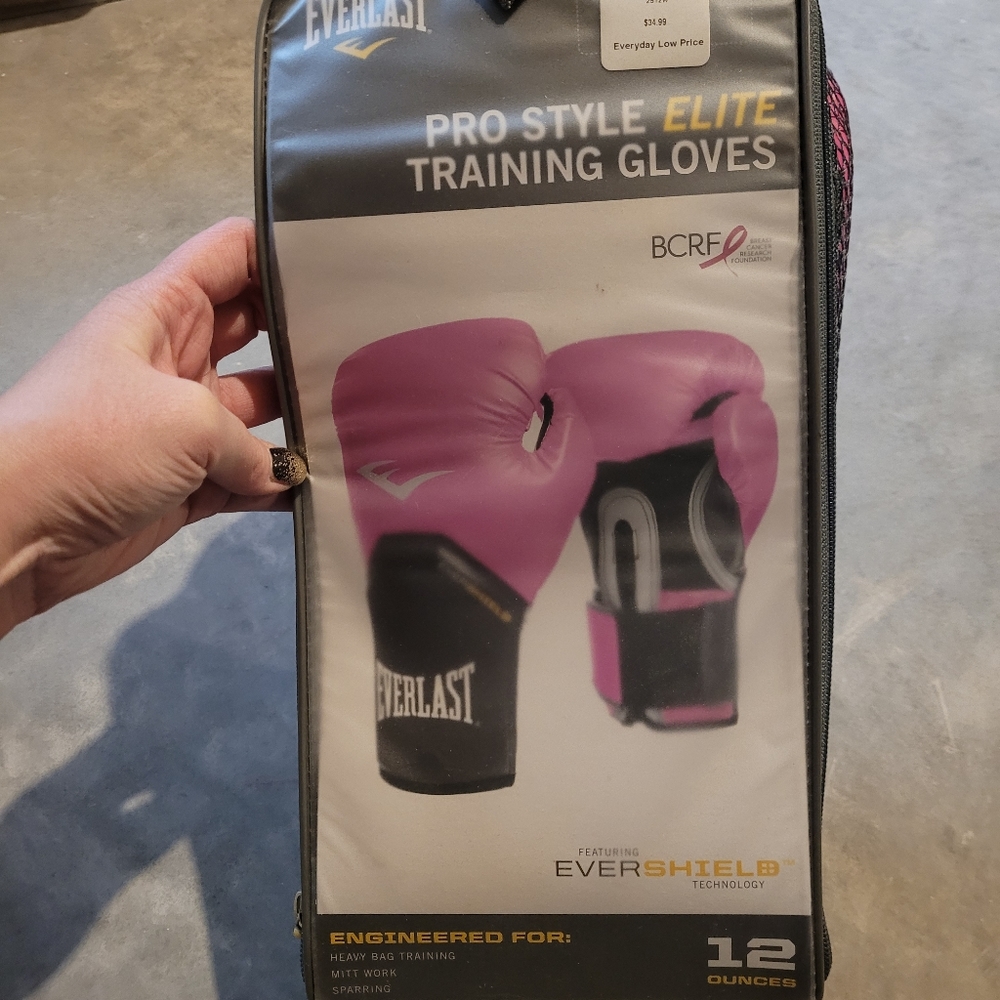 Everlast 12 ounce pink training glove